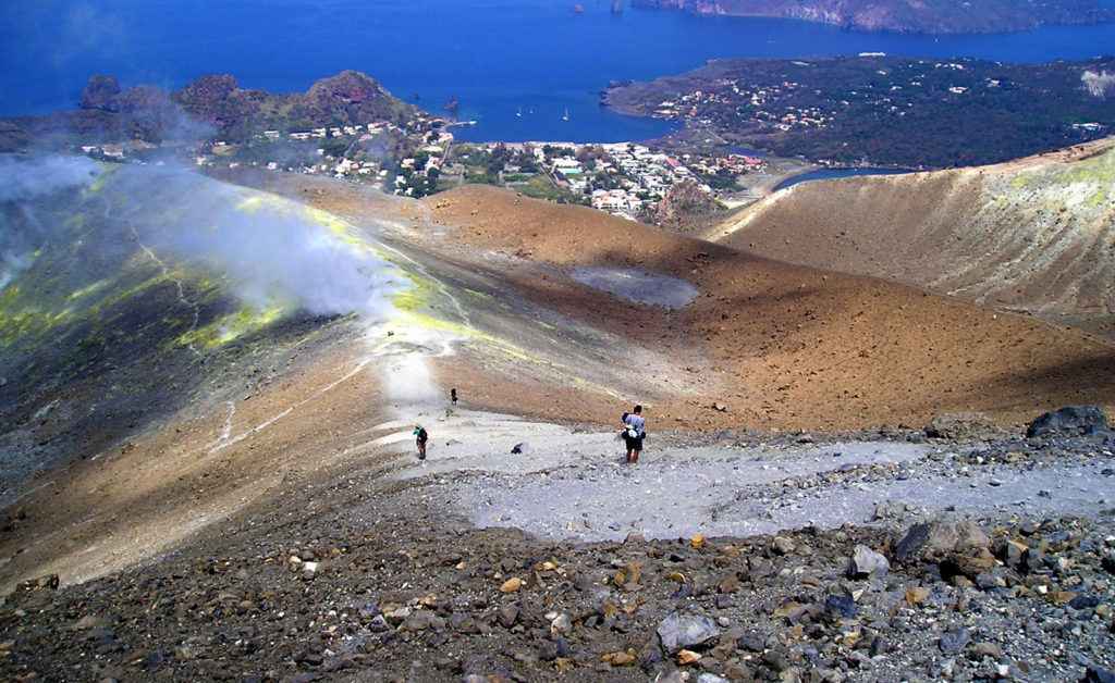 trekking sul gran cratere di vulcano